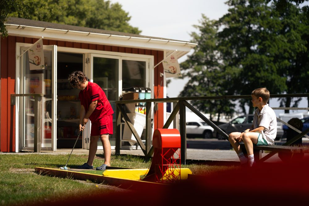 Tva personer som spelar minigolf pa en campingplats