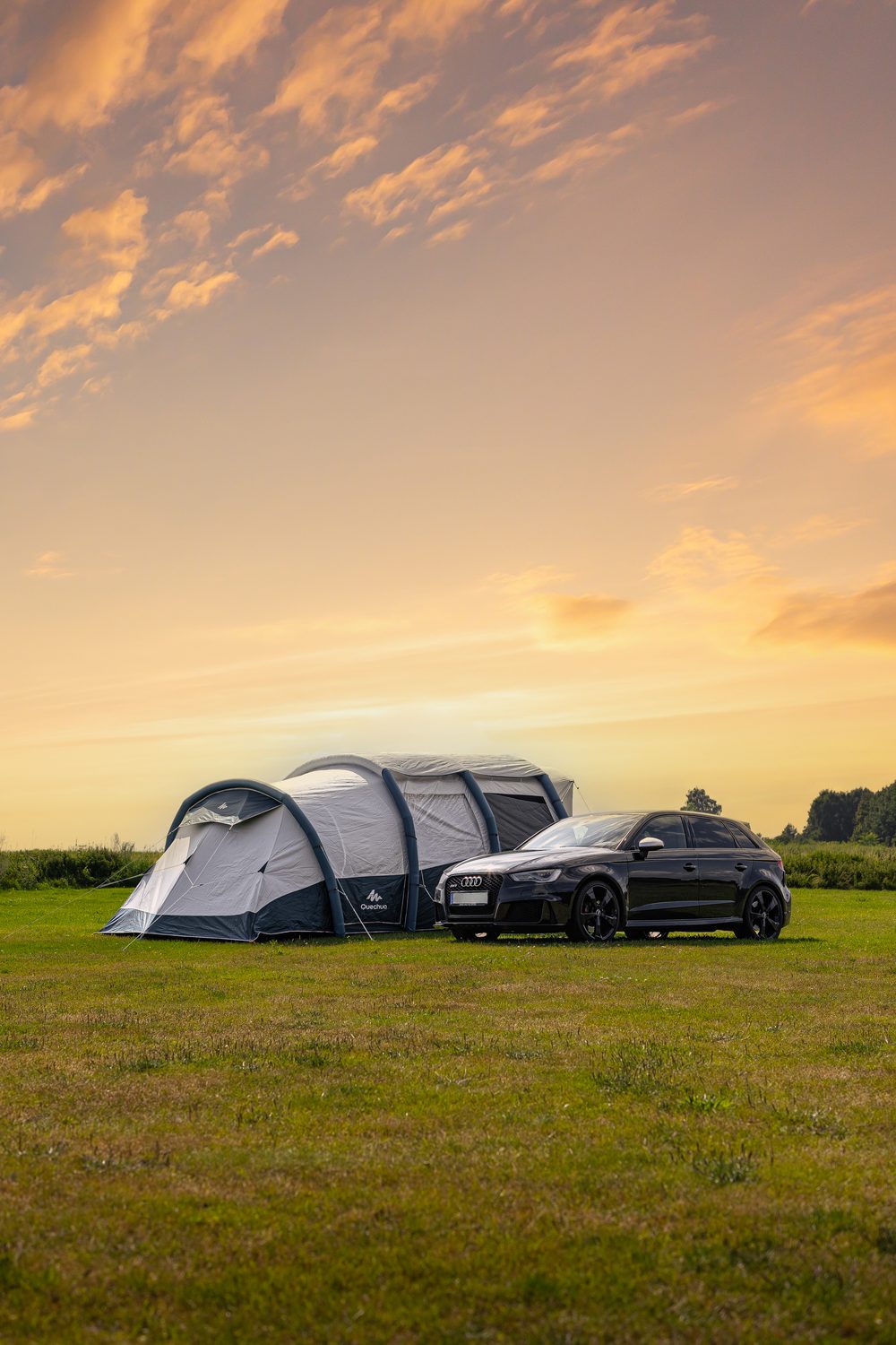 Talt och bil pa en campingplats i solnedgang