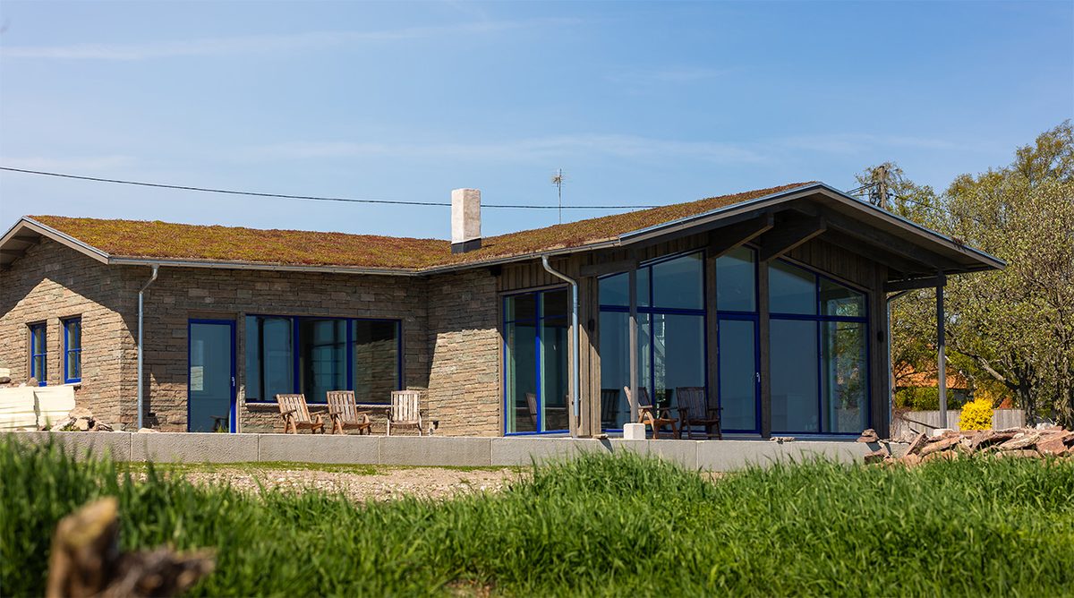 Fardigbyggt hus med sedumtak och stora fonsterpartier